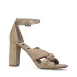 Beige geknoopte suède sandalen met hak