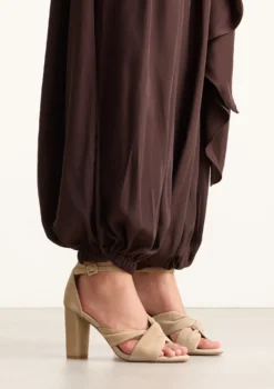 Beige geknoopte suède sandalen met hak