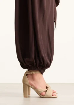 Beige geknoopte suède sandalen met hak