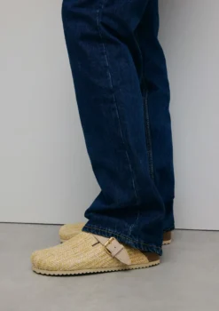 Beige raffia clogs met gesp