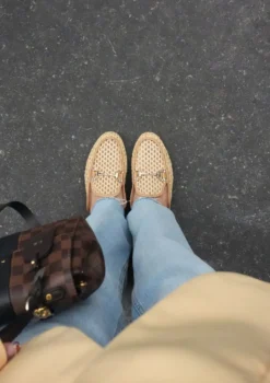 Beige slip on loafers met goudkleurige chain
