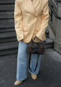 Beige slip on loafers met goudkleurige chain