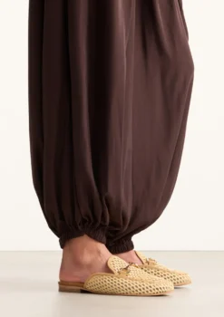 Beige slip on loafers met goudkleurige chain