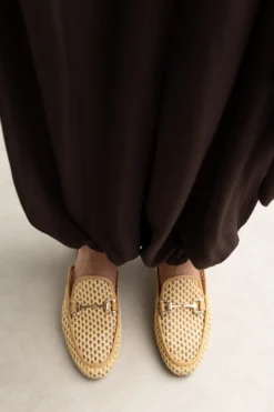 Beige slip on loafers met goudkleurige chain