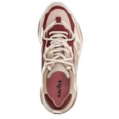 Beige sneakers met burgundy details