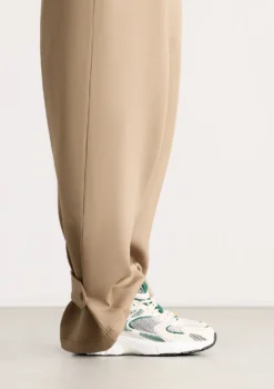 Beige sneakers met groene details