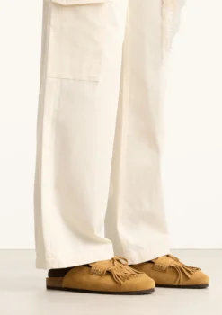 Beige suède clogs met franjes