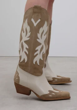 Beige suède cowboylaarzen met sierstiksels