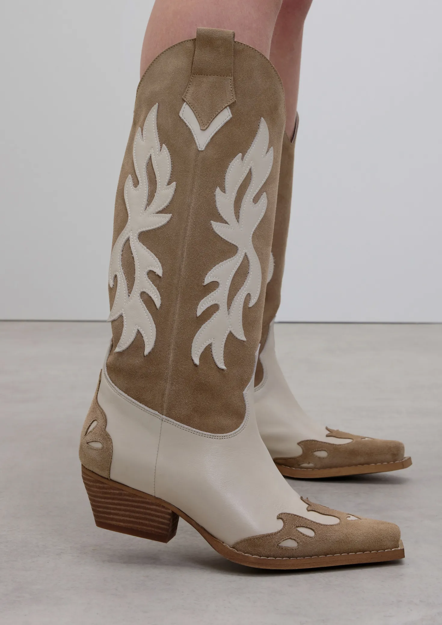 Beige suède cowboylaarzen met sierstiksels