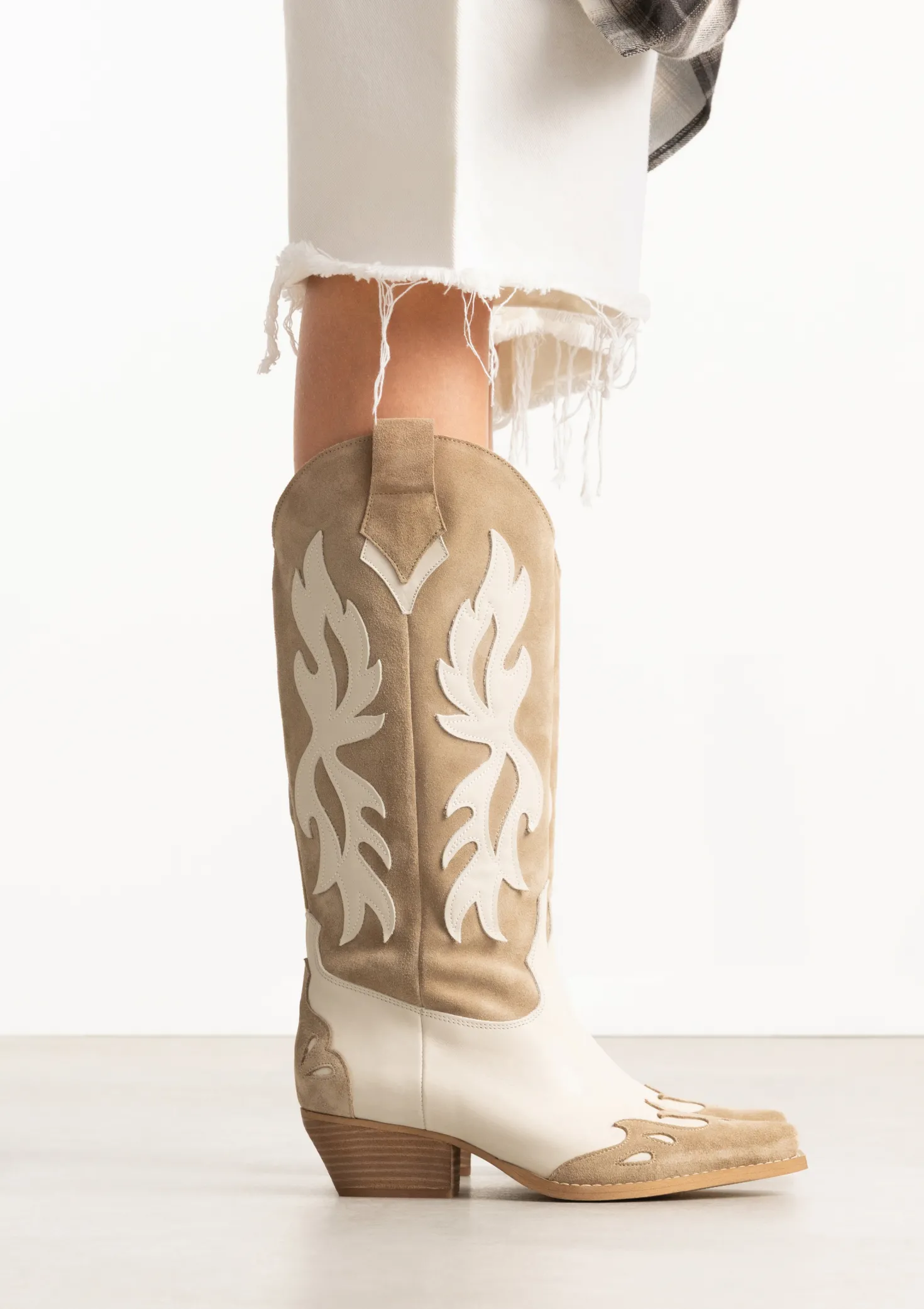 Beige suède cowboylaarzen met sierstiksels