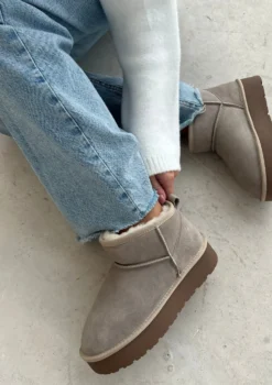 Beige suède enkelboots met plateau zool