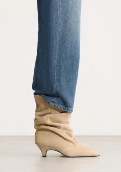 Beige suède enkellaarsjes met hak
