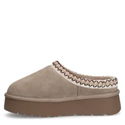 Beige suède instappers met wol