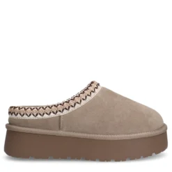 Beige suède instappers met wol