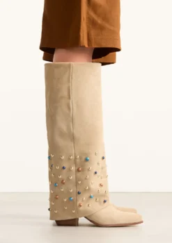 Beige suède laarzen met flap en studs