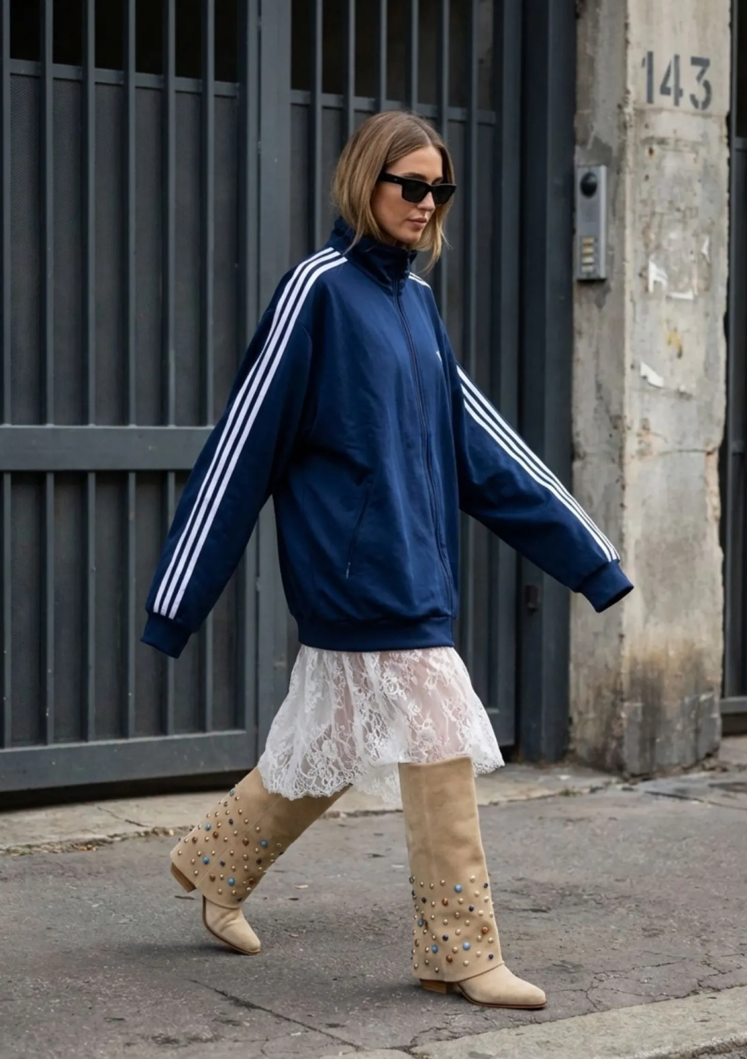 Beige suède laarzen met flap en studs