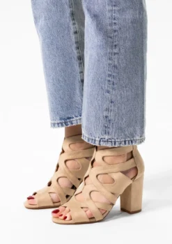 Beige suède opengewerkte sandalen met hak