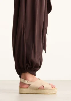 Beige suède plateau sandalen