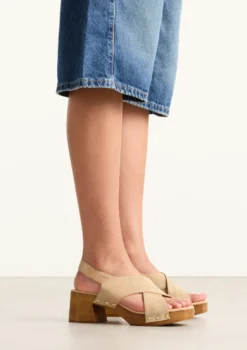Beige suède sandalen met houten hak