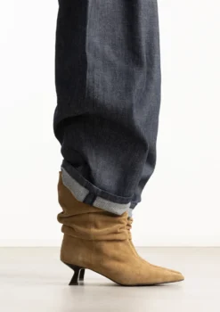 Beige suède slouchy enkellaarsjes met hak