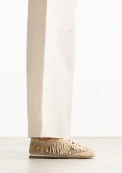 Beige suède sneakers met franjes