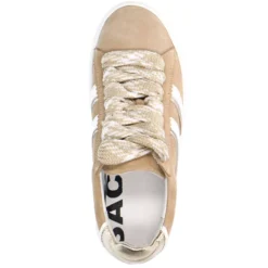 Beige suède sneakers met witte details
