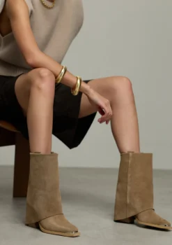 Beige suède western enkellaarsjes met flap