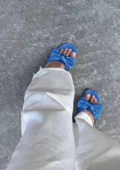 Blauwe slippers met strik