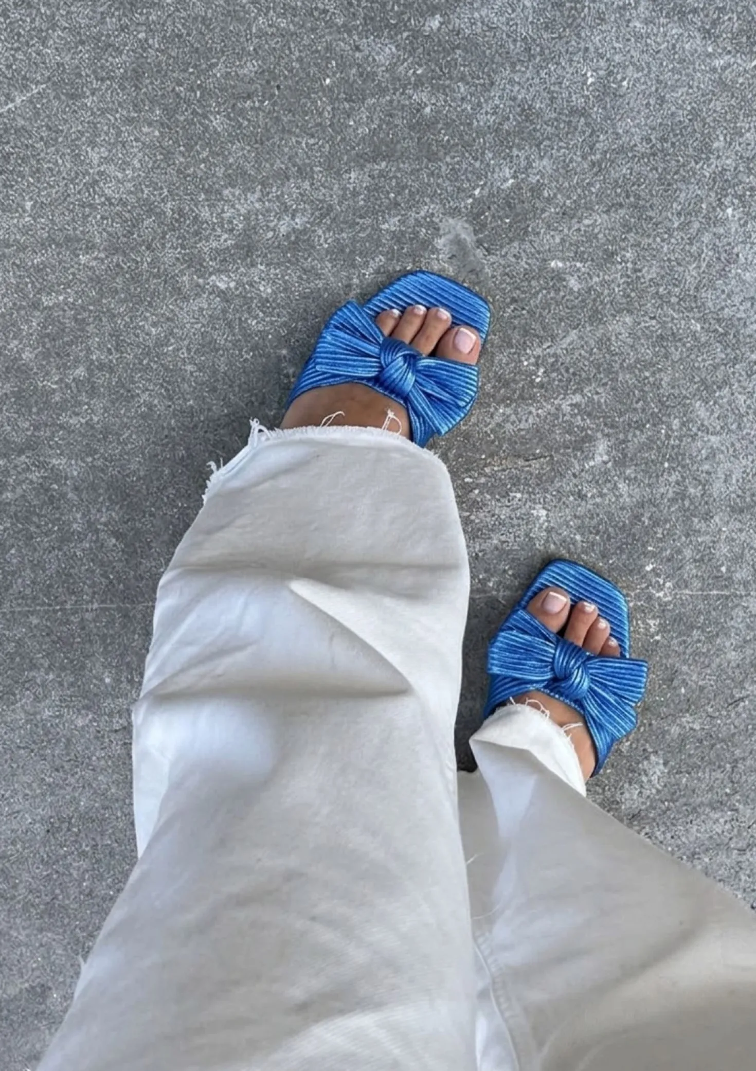 Blauwe slippers met strik
