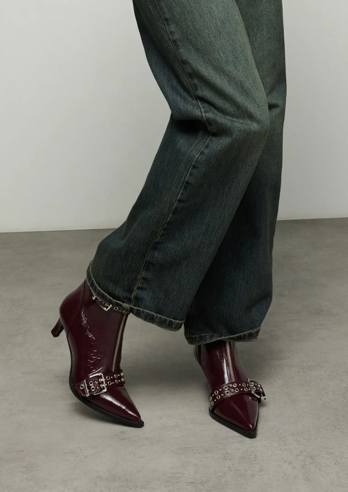 Bordeaux lak leren enkellaarsjes met buckles