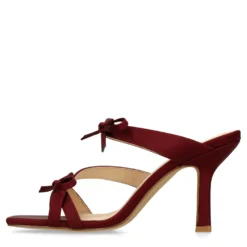 Bordeaux rode sandalen met hak en strikjes