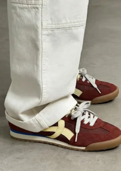 Bordeaux rode suède sneakers met dubbele veters