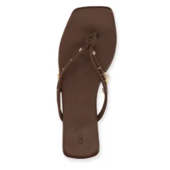 Bruine leren slippers met goudkleurige charms