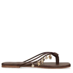 Bruine leren slippers met goudkleurige charms