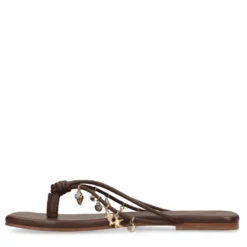 Bruine leren slippers met goudkleurige charms