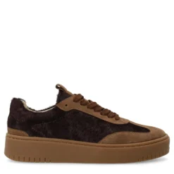 Bruine suède sneakers met burgundy pony hair