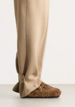 Bruine teddy clogs met gesp