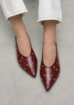 Burgundy leren slingbacks met zilverkleurige studs