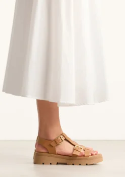 Cognac leren plateau sandalen met goudkleurige buckles