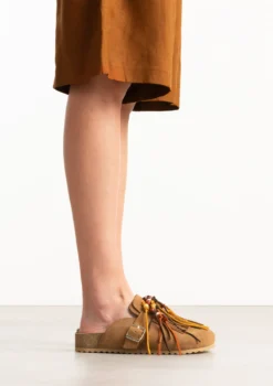 Cognac suède clogs met franjes