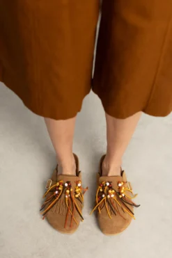 Cognac suède clogs met franjes