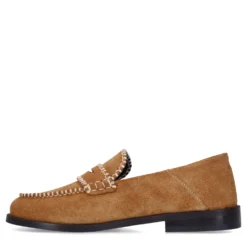 Cognac suède loafers met gestikte details