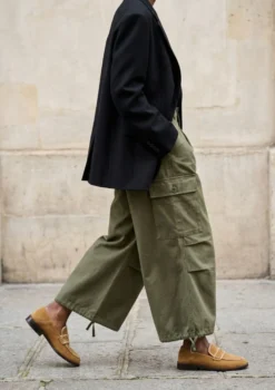 Cognac suède loafers met gestikte details