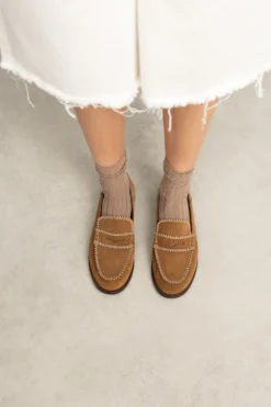 Cognac suède loafers met gestikte details
