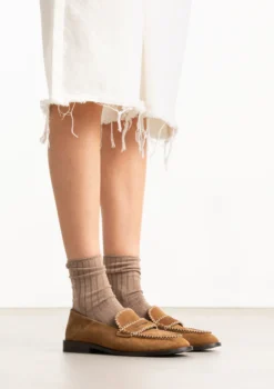 Cognac suède loafers met gestikte details