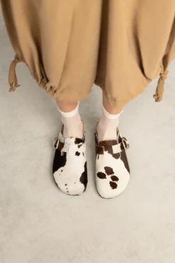 Cow clogs met gesp