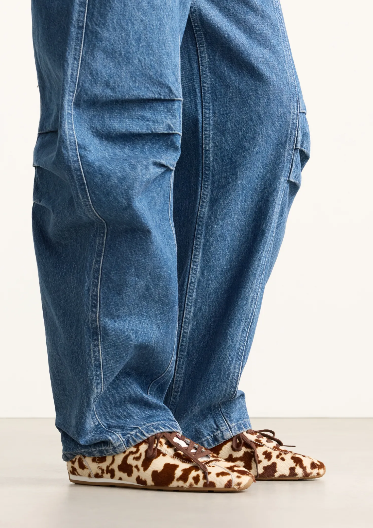 Cow print sneakers met roze en bruine veters
