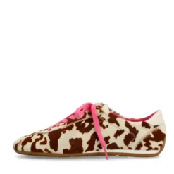Cow print sneakers met roze en bruine veters