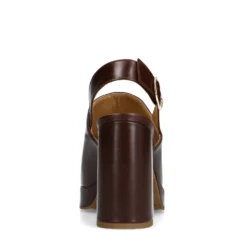 Donkerbruine leren sandalen met hak en gesp