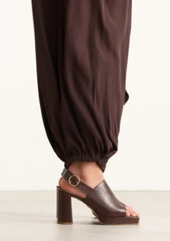 Donkerbruine leren sandalen met hak en gesp